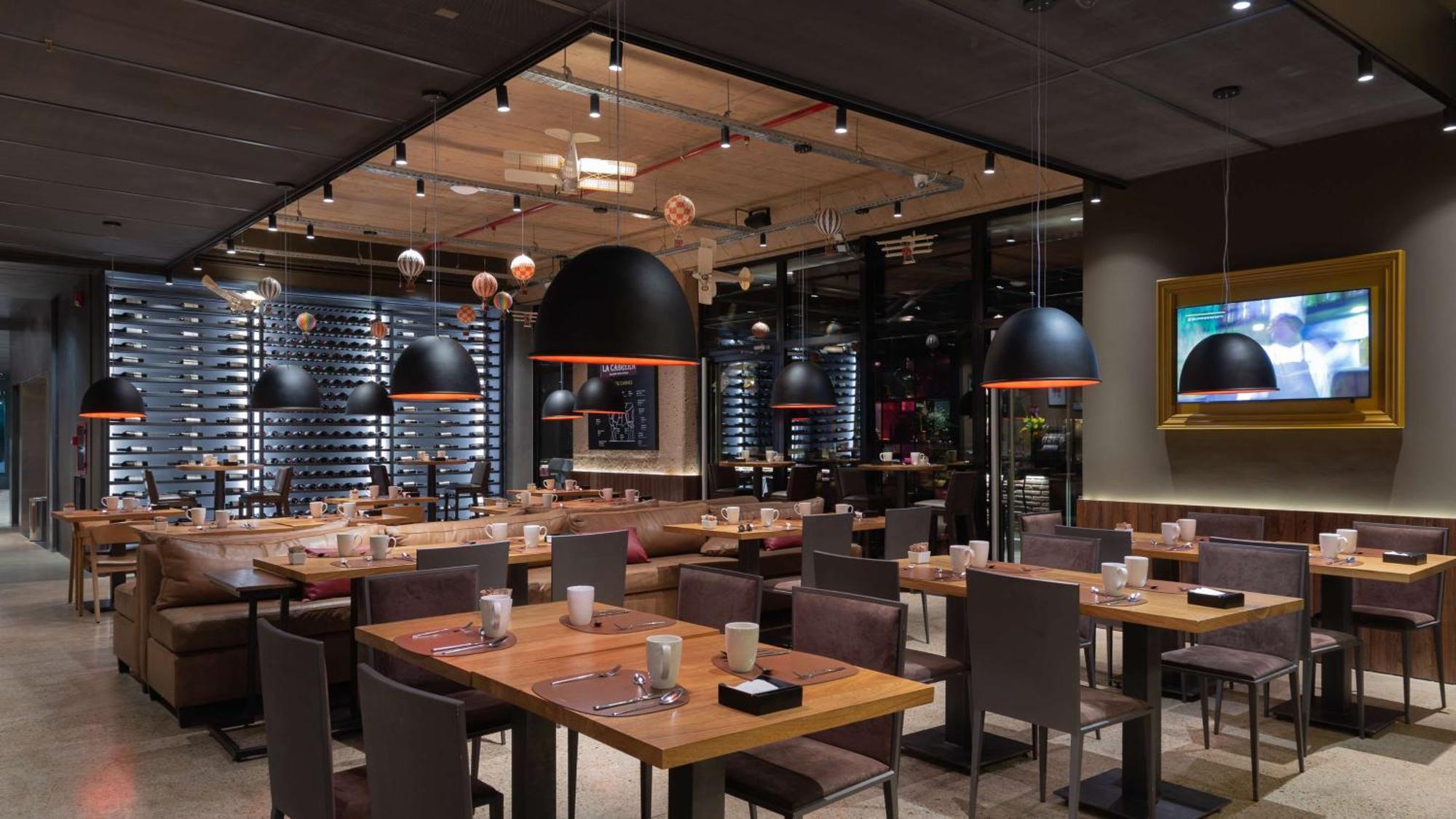 Hualta Mendoza, Curio Collection By Hilton Mendoza