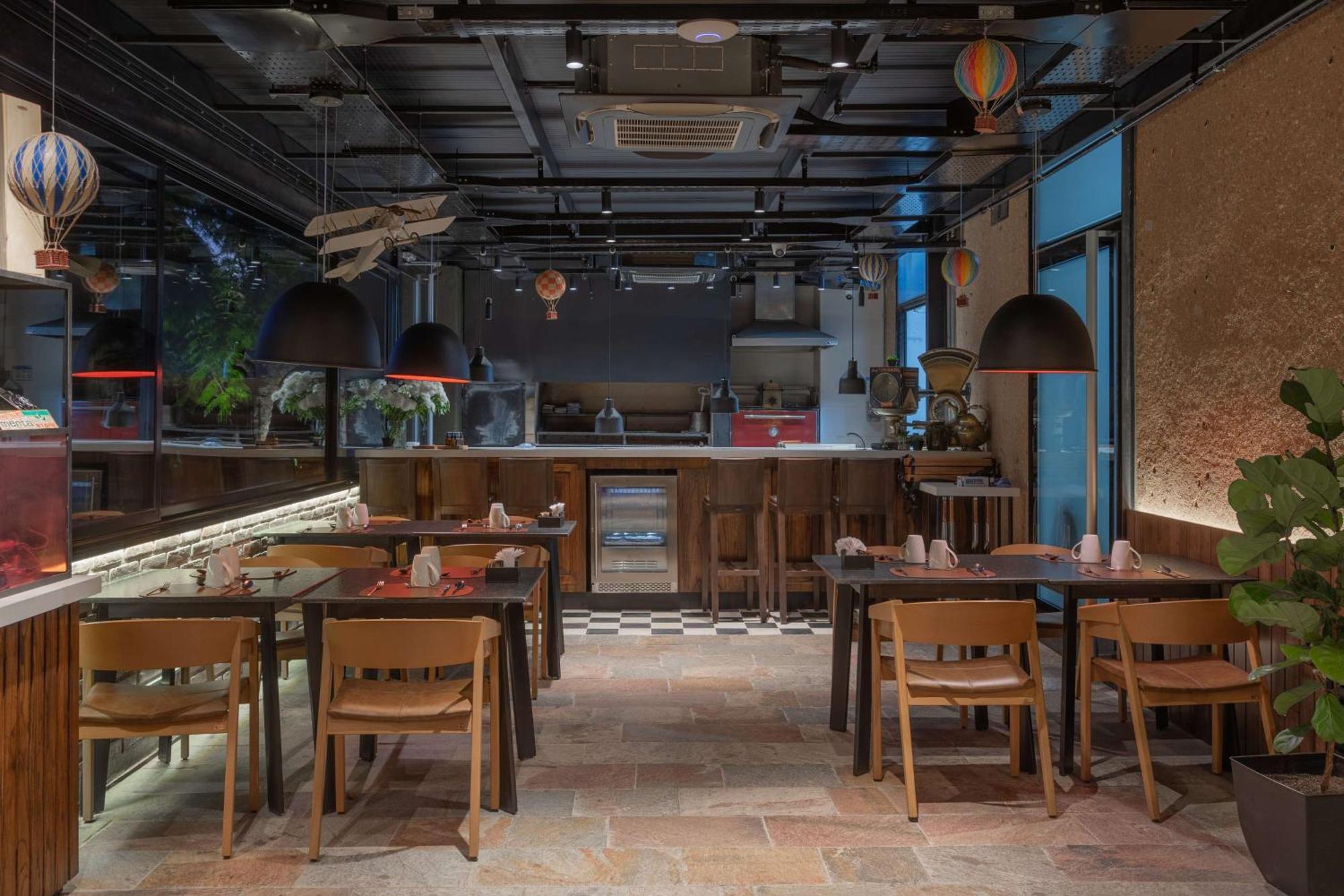 Hualta Mendoza, Curio Collection By Hilton